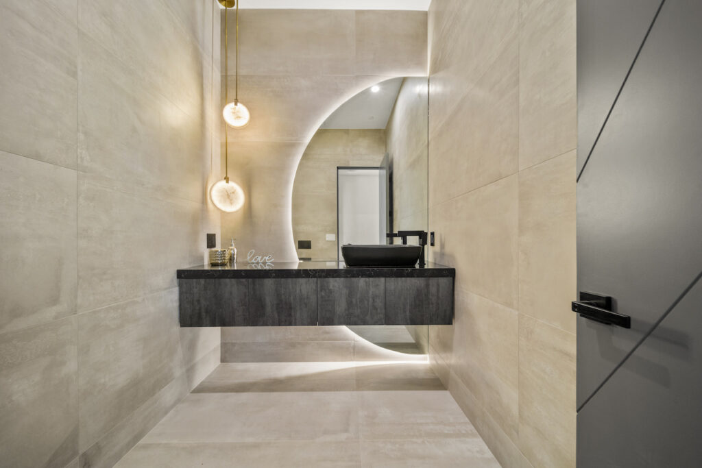 Modern bathroom with sleek design and pendant lighting.